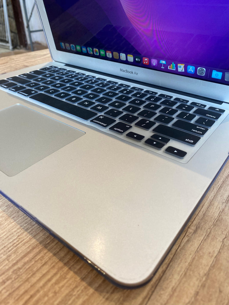 MacBook Pro 2011: Potência e Desempenho que Não Saem de Moda!